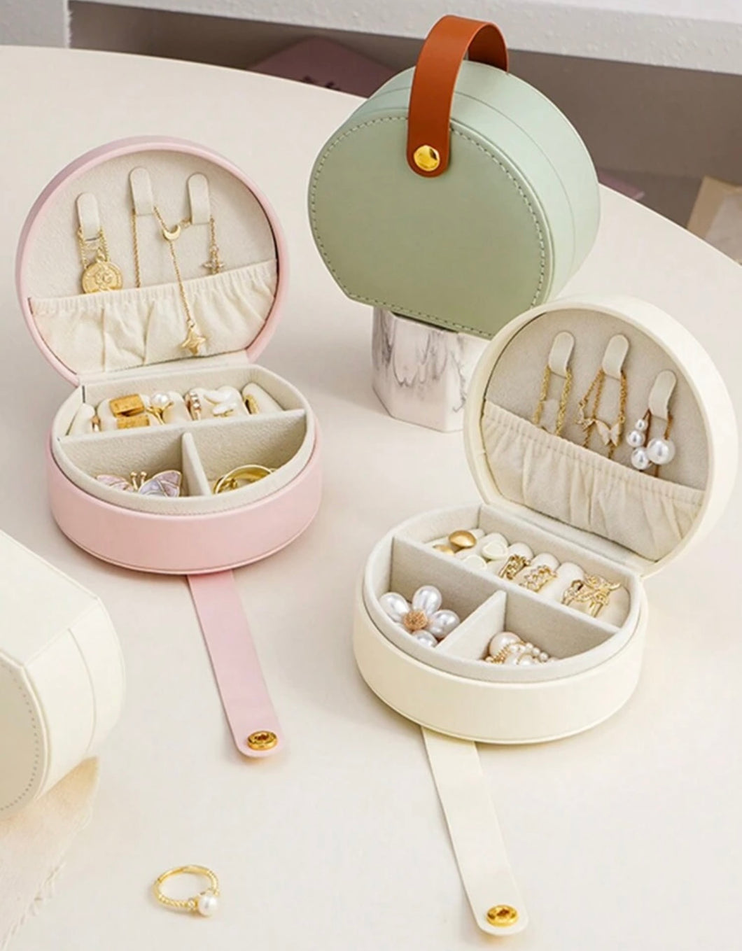 Portable jewellery box with handle
