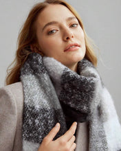 Load image into Gallery viewer, Checked warm handle scarf - Black grey
