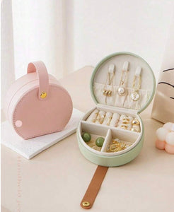 Portable jewellery box with handle
