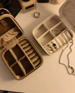 Travel jewellery case