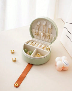 Portable jewellery box with handle
