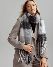 Load image into Gallery viewer, Checked warm handle scarf - Black grey

